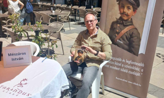 Az olvasó egy darabkát tart a kezében belőlem